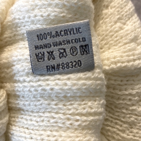 NWT C.C KIDS EXCLUSIVE LITTLE GIRLS IVORY POM BEANIE - Picture 5 of 6